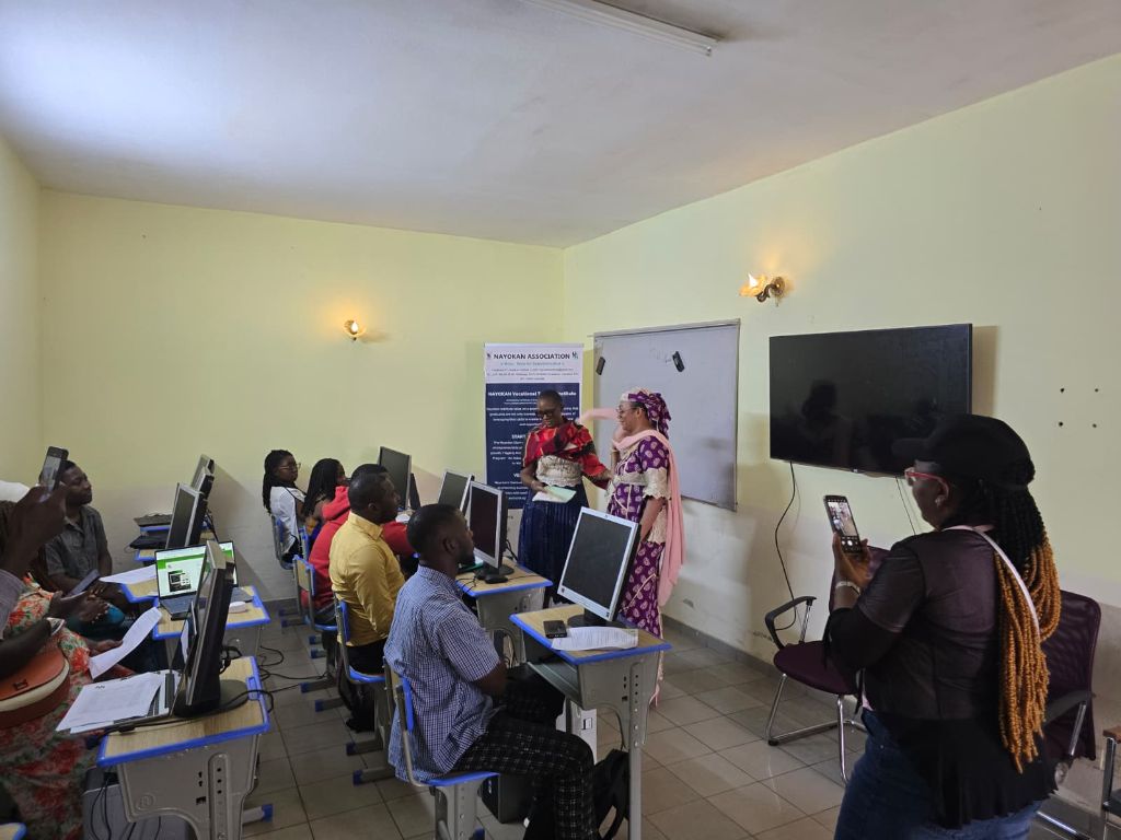 Trainees at the Nayokan VTI computer lab.